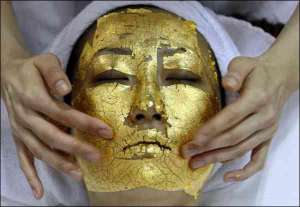 Модель демонстрирует золототерапию в столице Японии Токио. Такая маска останавливает старение кожи. Одна процедура стоит 250 долларов