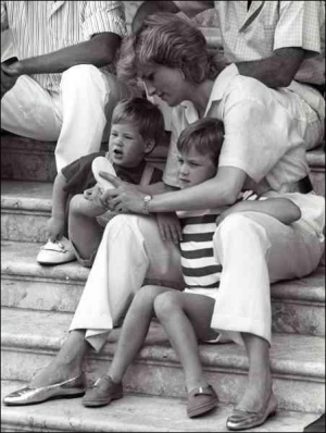 Принцеса Діана з синами Вільямом (ліворуч) і Гаррі на східцях палацу Марівент на іспанському острові Пальма-де-Майорка 9 серпня 1988 року