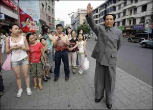 800 юанів (530 гривень) щодня витрачає китаянка Чен Ян на макіяж, щоб бути схожою на Мао Цзедуна. Вона копіює всі манери колишнього комуністичного лідера Піднебесної і так само курить цигарки без фільтра