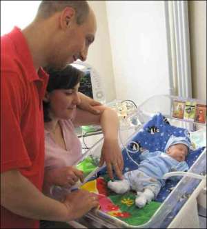 Володимир та Олена Чернії прийшли провідати сина у Житомирському обласному центрі охорони здоров’я матері та дитини. 13 червня хлопчику виповниться 4 місяці. Зараз він важить 2 кілограми