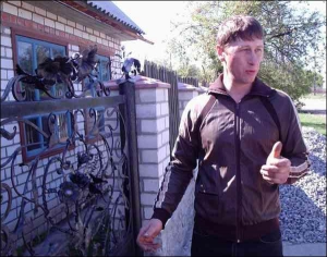 Ворота на власне обійстя Юрій Бондаренко викував сам