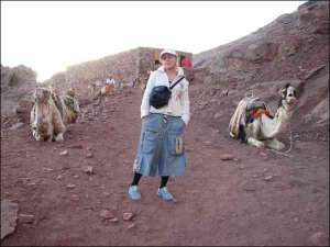 Певица Ольга Юнакова на горе Моисея в Египте