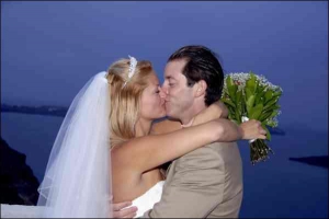 Американец Эндрю Спикер целуется со своей невестой во время свадебной церемонии на острове Санторини в Греции. Мужчина страдает открытой формой туберкулеза. Невзирая на это он поехал в путешествие. Авиакомпания, самолетом которой летел Спикер, разыскивает