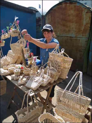 Сумки та сувеніри з кукурудзиння Наталя Томинець продає на ринку ”Юність” у Вінниці