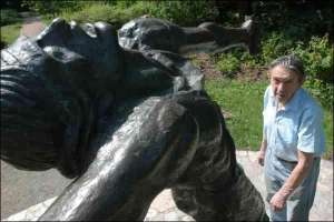 Скульптуру ”Навала” 87-річний Валентир Селібер присвятив однокурсникам-хімікам, які загинули під час війни. Лук із руки бронзового чоловіка відбили 5 років тому