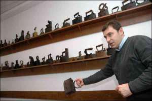 Львівський бізнесмен Ярослав Рущишин показує праску зі своєї колекції