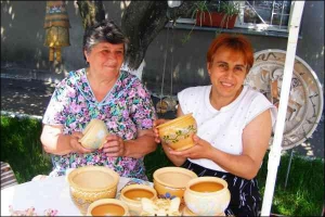 Лидия Оначко и Татьяна Диденко торгуют собственной керамикой под открытым небом возле музея в Опишне. Во время школьных экскурсий зарабатывают 300 гривен ежемесячно