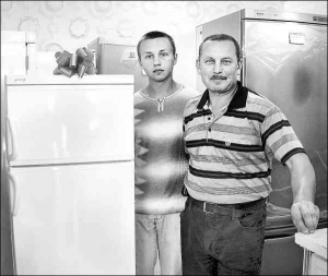 Победитель конкурса ”Выиграй Приз-Апрель” Владимир Сохань приехал забирать свой приз — холодильник — вместе с младшим сыном Степаном
