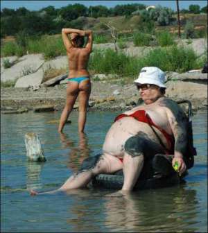 Женщины принимают грязевые ванны на курорте ”Куяльник”, что в 12 километров от Одессы. В этом году сезон там открылся в начале мая, основной наплыв отдыхающих ожидают в середине июля