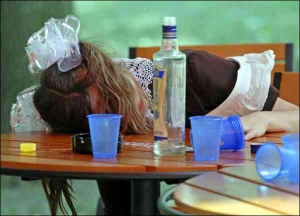 31 травня цього року луганські випускники відзначали останній дзвінок. 0,75-літрову пляшку горілки випили на шістьох. О 12-й годині дня дівчина заснула на столі в кафе