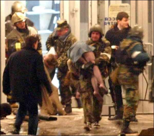 Російські спецназівці виносять заручників після штурму театрального центру на Дубровці у Москві. У жовтні 2002-го під час показу мюзиклу ”Норд-Ост” чеченські бойовики захопили Будинок культури, в якому знаходилося 912 людей