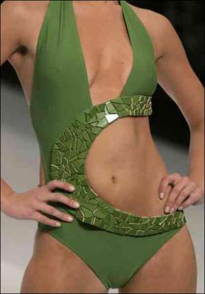 Бразильская модель Литиция Бирк Гоер демонстрирует купальник из весеннее-летней коллекции торговой марки ”Ленни” на показе мод в Рио-де-Жанейро