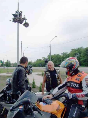 Юрій Попович (у центрі) біля пам’ятника загиблим байкерам. Поруч із ним молодші товариші Володя і Сергій
