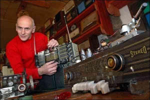 Володимир Корнета виставляє найкращі радіоприймачі в своєму кафе ”Вулик” в Ужгороді