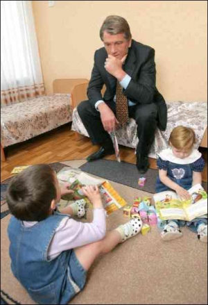 Президент Украины Виктор Ющенко посетил в Хмельницком специализированный детдом. Некоторые группы этого заведения — для детей с умственными недостатками
