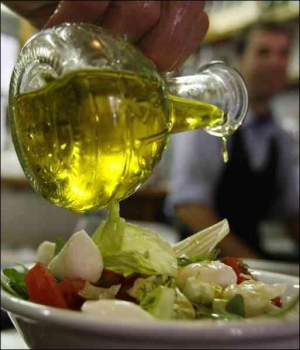 Повар римского ресторана готовит на обед салат из свежих овощей — помидоров, салата, зелени, оливок. Кушанье заправляет оливковым маслом. Большинство марок масла, которые продают с надписью ”сделано в Италии”, в действительности производят в Испании или в