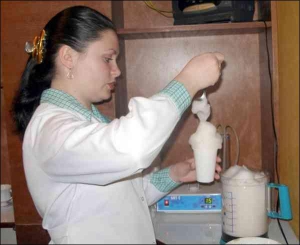 Светлана Вакулик, медсестра Черниговской городской больницы №3, накладывает пенку в одноразовые стаканы. Больным ее раздают за полчаса до обеда