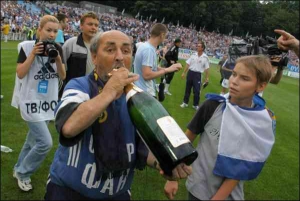 Динамовский суперфан Парамон (настоящее имя Сергей Заборовский) откупоривает бутылку в честь победы киевлян