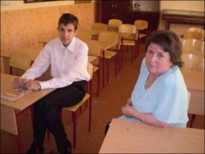 Тарас Альберда в географическом кабинете с классным руководителем Марией Васильевной Наконечной