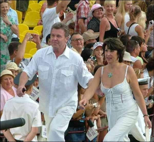 Співак Лев Лещенко з дружиною Іриною під час відкриття кінофестивалю ”Кінотавр” у російському місті Сочі 3 червня 2007 року