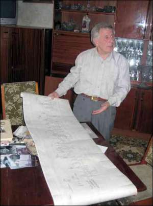 Пенсионер из Ивано-Франковска Игорь Кисилевский исследовал свою родословную. Он записал имена 5 тысяч родственников на 4-метровом рулоне