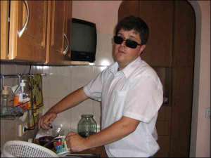 Незрячий полтавчанин Денис Миронов на кухне справляется со всем сам. В квартире подтягивается на перекладине и ”ездит” на велотренажере