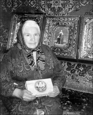 Пенсіонерка Валентина Новікова з міста Моспине Донецької області тримає подаровану зеками медаль 
