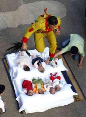 ”Эль Колачо”, олицетворение дьявола, перепрыгивает через детей в испанском городке Кастрильйо де Мурсия. Считается, что так малыши очищаются от зла. Церемонию устраивают ежегодно. Детей приносят не только жители городка, но и всех окружающих населенных пу