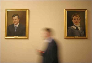 До галереї колишніх прем’єр-міністрів України цього тижня додалися портрети Віктора Януковича та Юлії Тимошенко. Вони висять на сьомому поверсі Кабміну