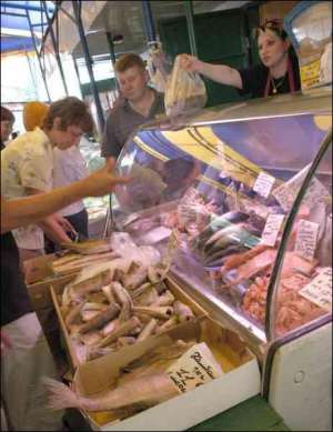 Ольга Палій продає морожену рибу на базарі ”Полісся”, що на площі Шевченка в Києві. Найдешевша — мойва по 7,5 гривні за кілограм