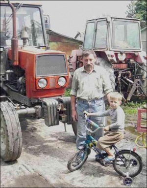 Отец Дмитрий с внуком Богданом во дворе своего фермерского хозяйства ”Мечта” в селе Сытно Радивиловского района Ровенской области