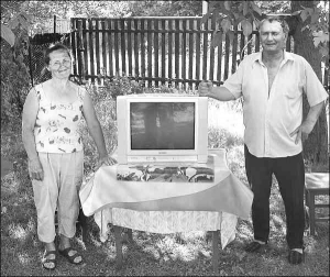 В’ячеслав Павлович Попов із дружиною Марією Іванівною у власному садку. На столі — телевізор від ”Газети по-українськи”