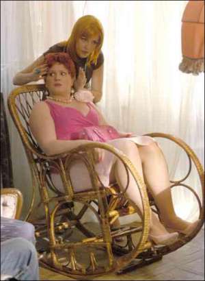 У фільмі ”Серцю не накажеш” Ольга Сумська грає в рудій перуці. У кріслі сидить клієнтка її героїні (акторка Леся Жураховська)