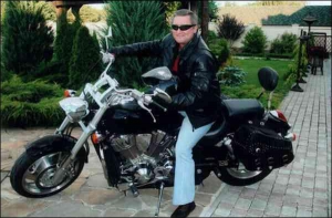 Евгений Кушнарев в Харькове на собственном мотоцикле ”хонда”. Такой стоит 100 тысяч гривен