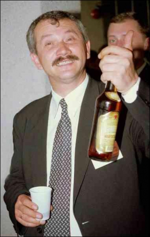 Виктор Пинзеник говорит, что уже несколько лет не употребляет спиртного. Фотография сделана 30 мая 1999 года, на съезде партии ”Реформы и порядок”, лидером которой он является