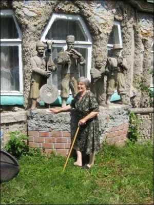 Ніна Комісаренко із села Яківці під Полтавою показує кам’яний паркан, який збудував перед хатою її покійний чоловік Віктор близько 35 років тому. Комісаренко сам виготовляв і розчин, і фарби