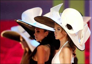 Шляпы с широкими полями и большими бантами демонстрировали участницы конкурса ”Мисс российская красавица” в Москве