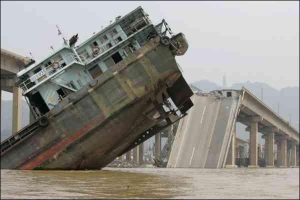 Під час обвалу мосту між китайськими містами Хешан і Фошан минулої п'ятниці в річку впало 4 автомобілі з сімома пасажирами. Через бурхливу течію рятувальники  досі не можуть їх знайти. Вантажний корабель, що врізався в опору, затонув. Усі члени екіпажу вр