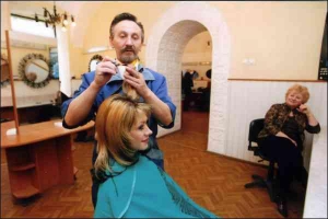 Роман Гавришків стриже волосся, бороди та брови пальником, привезеним з Німеччини. За стрижку бере 40 гривень