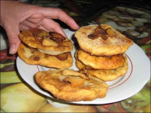 Тесто для полтавских топленых пундыков замешивают бессолевое. Вкусу им придает жаренное сало с луком