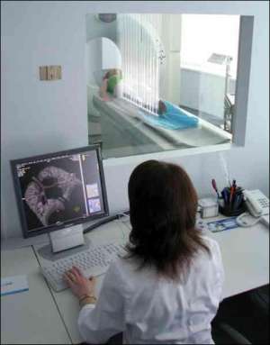 Врач-рентгенолог Елена Воскобойник обследует пациентку Центра. Сканирование одного органа стоит 800 гривен. Дороже всего обойдется обследование сосудов — 2 тысячи гривен