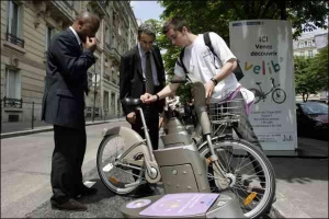 Во французской столице начали испытывать систему бесплатных велосипедов, которая заработает со средины июля. Для них обустроят 750 специальных стоянок с замками, чтобы уберечь имущество от краж. Если велосипед не будут возвращать своевременно, на нем буде