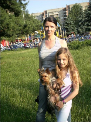 9-летняя Габриела Довганич из Ужгорода с матерью Надеждой и йоркширским терьером Чарли — подарком отца