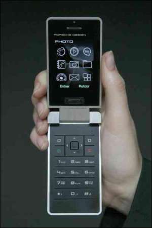 Первый мобильный телефон ”Сажем Р9521” с дизайном от ”Порше” презентовали в начале июня в Музее дизайна в немецком Эссене