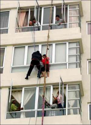Малазийские спасатели снимают с 12-го этажа многоэтажки индонезийку Шамелин. Женщина работала домохозяйкой в зажиточной семье. Однако сбежала, потому что хозяйка била ее, морила голодом и не выпускала из квартиры