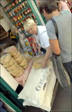 На Деміївському ринку в Києві 50-кілограмовий мішок цукру продають за 160 гривень. Уроздріб кілограм цукру коштує 3,5 гривні
