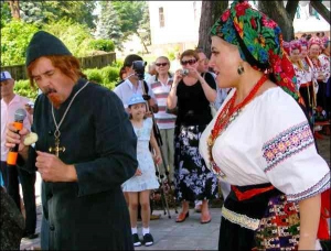Актеры театра имени Николая Гоголя разыгрывают сценку из ”Сорочинской ярмарки” во время праздника галушки в Полтаве, который в городе провели в прошлую субботу