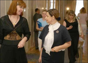 Народные депутаты от Партии регионов Татьяна Засуха (слева) и Анна Герман прогуливаются по коридору Верховной Рады после заседания, которое вчера провела коалиция