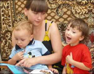 Наталя Миколюк із дітьми — 3-річним Романом і 4-річною Олександрою. Донька Наталі від народження не чує