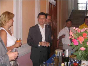 Объявляя открытие турнира в Форосе, Кирсан Илюмжинов выпил красного вина. За ним стоит Дмитрий Табачник